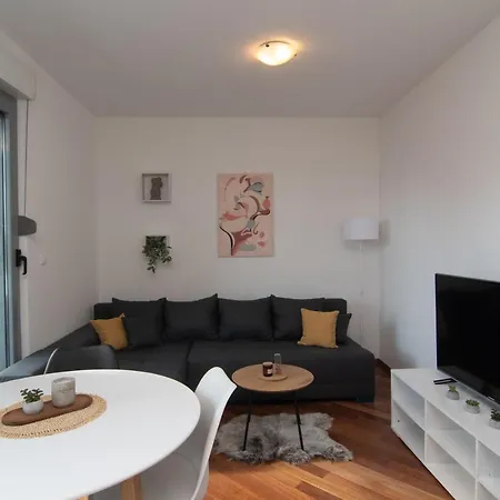 Nikolina Apartament *